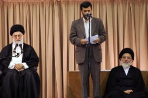 محمود احمدی نژاد در کنار هاشمی شاهرودی و خامنه ای ایستاده و سوگندنامه ریاست جمهوری را می خواند