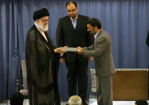 محمود احمدی نژاد حکم ریاست جمهوری را از خامنه ای می گیرد